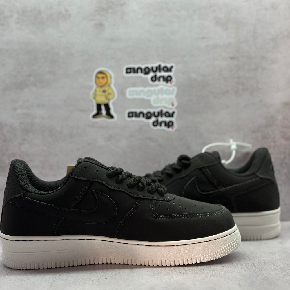 NIKE AIR FORCE NEGRAS/ SUELA BLANCA